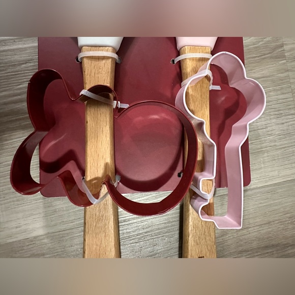 Rae Dunn Spatula and Cookie Cutter Set - Picture 4 of 5